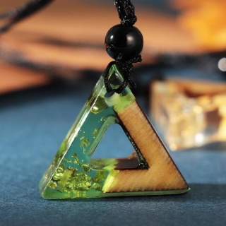 Resin náhrdelník - trojúhelník